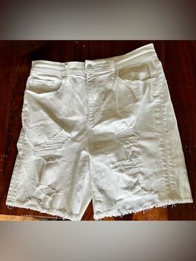 Hollister ultra high-rise dad short 7”White Distressed Ripped Denim Sz 11/30